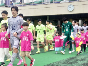 エスコートキッズたちと入場する選手の皆さん