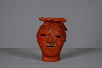赤く顔を塗る女子の修復前の画像
