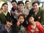 (写真)現地学生と生徒たちの様子