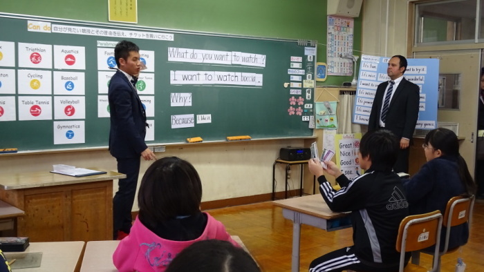 小学校での外国語授業の風景画像