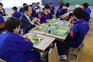給食を食べる市長
