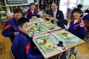 給食を食べる市長笑顔