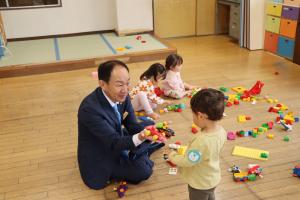 市長と子どもが遊ぶ様子