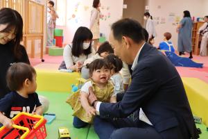 お子さんと触れ合う市長