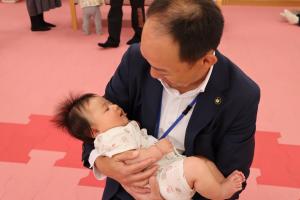 赤ちゃんを抱っこさせていただきました