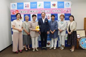 懇談に来ていただいた団体の皆さんとの記念撮影