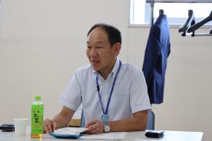 熱心に説明を聞く市長