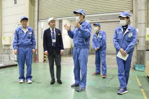 工場内で説明を受ける市長