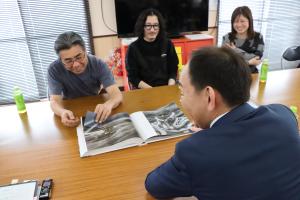 ブランドの歴史について説明を受ける市長