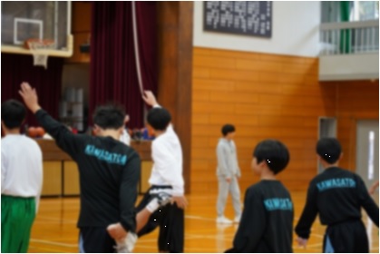 生徒がストレッチをしている写真