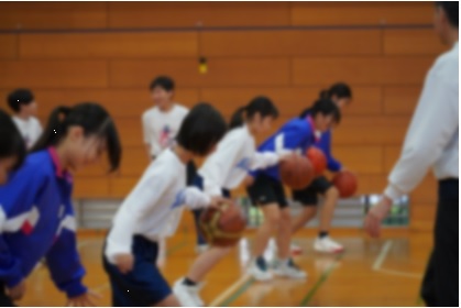 ドリブルの練習をしている生徒の写真