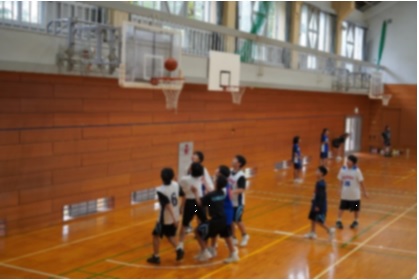 バスケのシュートをしている写真