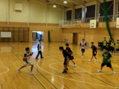 バスケの試合をする生徒