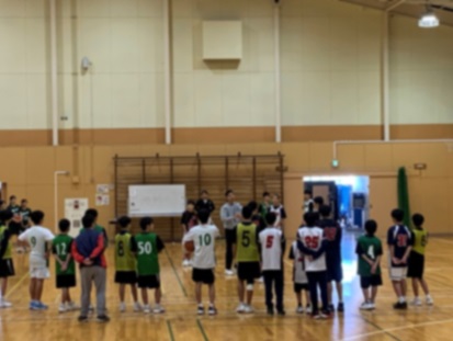 集合してコーチの話を聞く生徒