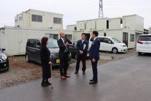 センター内で説明を受ける市長