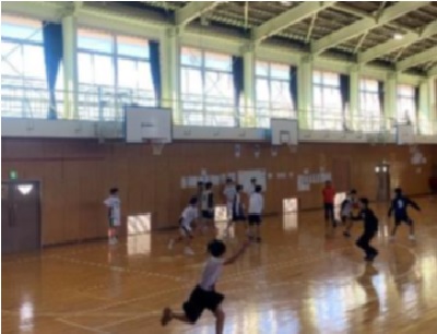 走ってボールを追いかける生徒