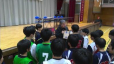 指導者の話を聞く生徒