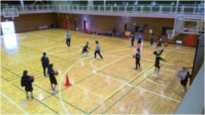 バスケの練習を行う生徒