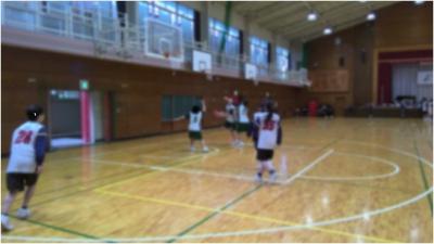 バスケの試合を行う生徒