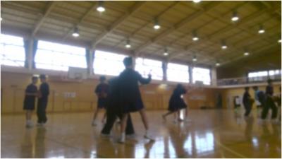 バスケの練習を行う生徒