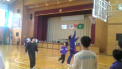 ランニングシュートの練習を行う生徒