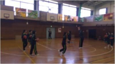 シュート練習を行う生徒