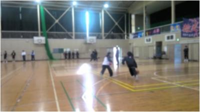 激しく一対一の駆け引きの練習を行う生徒