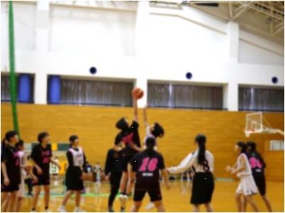 試合開始でボールを取りあう生徒たち