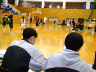 試合を観戦する生徒