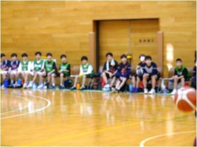 ベンチから試合を観戦する生徒