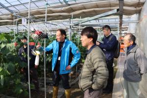 説明を聞く市長