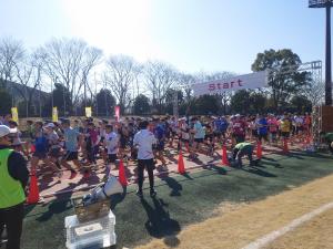 一斉にスタートするランナーの皆さん