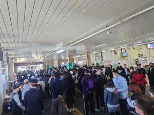 来場者で賑わう吹上駅