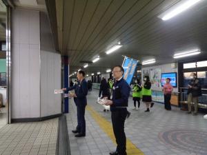 鴻巣駅で啓発品を配布する様子
