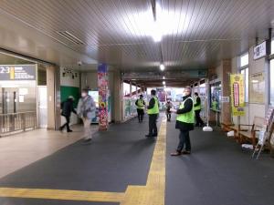 吹上駅で啓発品を配布する様子