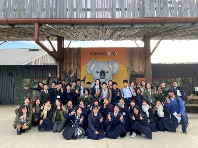 動物園の前で集合写真