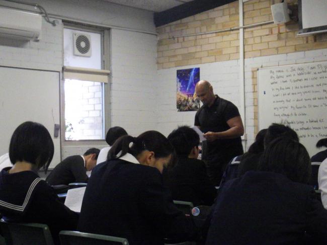ボーカムヒルズ高校の先生から授業を受ける中学生