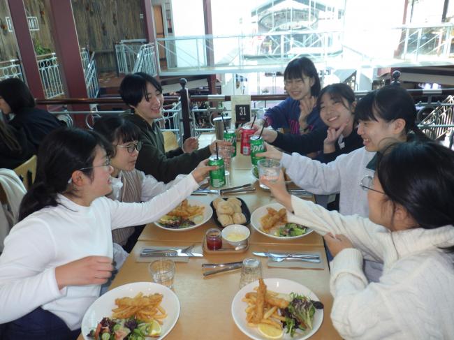 オーストラリアのレストランで食事をする中学生