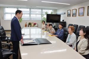 団体の皆さんへのあいさつ　賞状の説明を受ける市長