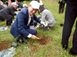 クヌギを植樹する並木市長
