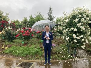 花久の里でバラを楽しむ市長