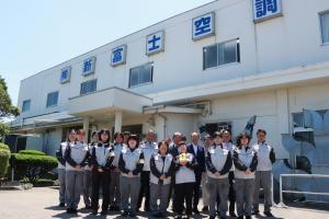 本社社屋の前で新富士空調の皆さんと