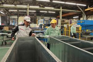 標準仕様ダクトとグリーンダクトの説明を受ける市長