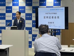 定例記者会見で説明する市長