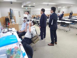 SDGsフェスの資源ブースを体験する記者の皆さん