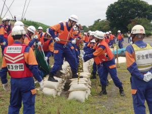 積土のう訓練を実施する鴻巣市水防団の皆さん