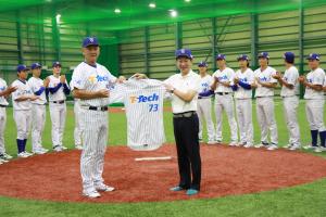 ユニフォームの贈呈を受ける市長
