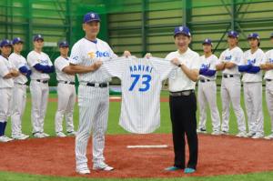 市長と監督がユニフォームを持つ画像
