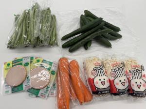 インゲン、キュウリ、ハム、人参、エノキ