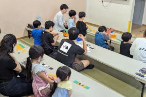 親子で工作をしている写真